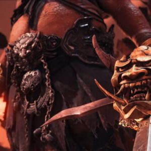 Zrzut ekranu ze zwiastuna gry Ghost of Yotei: Legends. Obraz prezentuje fragment wizerunku jednego z bossów – Oni – będącego ogropodobnym demonem z masywnymi kłami i rogami. W tym przypadku mamy rzut na dolną część postaci, odzianej w podartą, materiałową przepaskę z metalowym pasem, opatrzonym bogatą ornamentyką i łańcuchami. W dłoni trzyma miecz z jelcem prezentującym wyobrażenie Oni. W tle mroczny krajobraz z rdzawoczerwonym niebem i unoszącymi się fragmentami (najpewniej skałami).