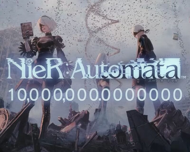 NieR: Automata, androidy bojowe w zniszczonym, futurystycznym mieście, z unoszącymi się w powietrzu fragmentami danych i maszyn, na zdjęciu napis NieR: Automata, 10,000,000.0000000, kolory obrazka w odcieniach szaro-brązowo-białych