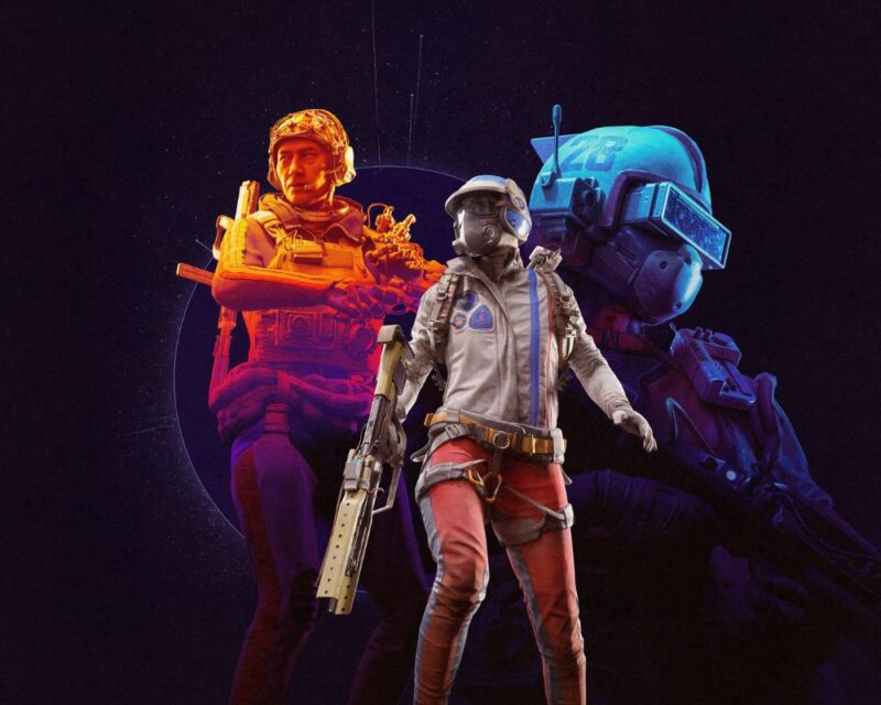 Grafika promocyjna przedstawiająca trójkę futurystycznych bohaterów science fiction – centralnie postać w kosmicznym skafandrze z hełmem i bronią, a w tle dwie sylwetki żołnierzy w zaawansowanych pancerzach, utrzymane w kontrastujących barwach pomarańczowej i niebieskiej, na ciemnym, kosmicznym tle.