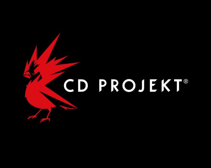 na czarnym tle widnieje napis CD PROJEKT, koło niego widać czerwonego kardynała