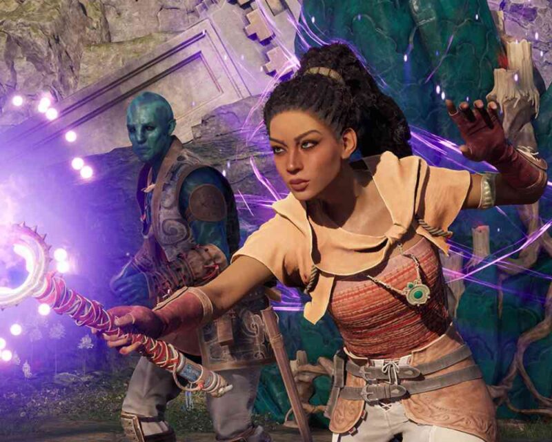 Postać kobieca trzyma w wyciągniętej dłoni magiczny kostur emitujący fioletową energię. Ma na sobie jasny strój z elementami skórzanymi i pas z przypiętymi przedmiotami. W tle stoi druga postać o niebieskiej skórze, uzbrojona i ubrana w pancerz. Scena rozgrywa się w skalnym otoczeniu z widocznymi efektami magicznymi. Grafika z gry Avowed.