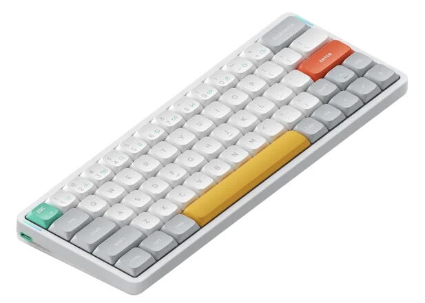 Zdjęcie prezentuje bezprzewodową klawiaturę mechaniczną o ultrakompaktowym układzie 60%, która wyróżnia się nowoczesnym, wielokolorowym designem i niskim profilem. Urządzenie posiada białą, smukłą obudowę o zaokrąglonych rogach, w której osadzono klawisze w czterech uzupełniających się kolorach: białą sekcję alfanumeryczną, szare klawisze funkcyjne po bokach oraz wyraziste akcenty w postaci pomarańczowego przycisku Enter, żółtej spacji i morskiego klawisza Escape. Niskoprofilowe nakładki mają delikatnie wklęsły kształt, co poprawia ergonomię pisania, a w lewym górnym rogu oraz wzdłuż bocznej krawędzi widoczne są subtelne paski podświetlenia LED w kolorze błękitnym. Konstrukcja jest pozbawiona rzędu klawiszy funkcyjnych F1-F12 oraz bloku numerycznego, co czyni ją idealnym rozwiązaniem dla osób ceniących mobilność i oszczędność miejsca na biurku, przy jednoczesnym zachowaniu stylowego, profesjonalnego wyglądu.