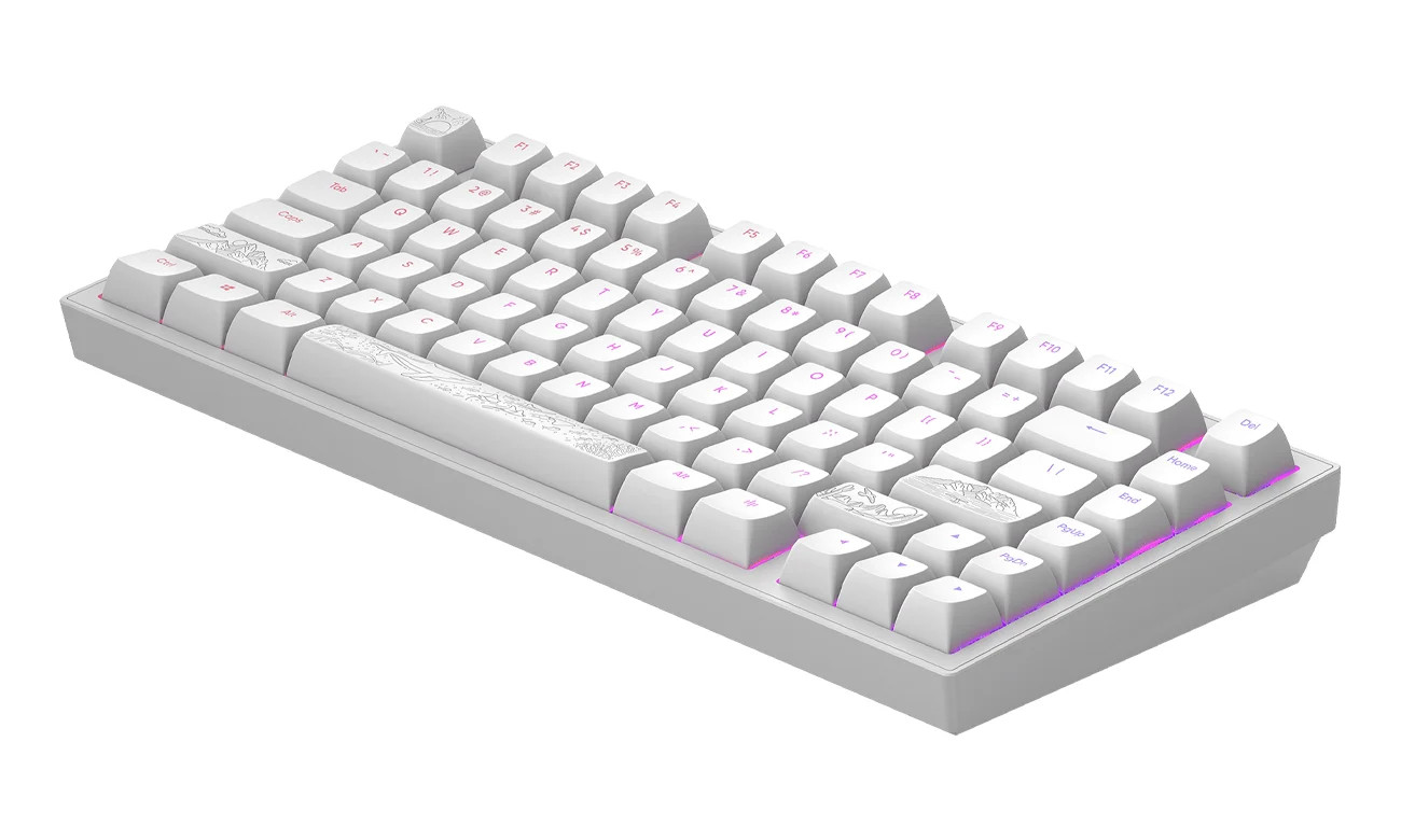 Zdjęcie przedstawia białą klawiaturę mechaniczną o kompaktowym układzie 75%, która wyróżnia się artystycznymi detalami i subtelnym podświetleniem. Urządzenie posiada matową, białą obudowę oraz białe nakładki na klawisze, z których kilka zostało ozdobionych unikalnymi grafikami o tematyce natury i krajobrazu (m.in. na klawiszach spacji, Enter oraz Esc), przypominającymi szkice gór i chmur. Znaki na klawiszach są podświetlone na jasnoróżowo, a pod całą sekcją przycisków widoczna jest delikatna poświata w tym samym kolorze, co nadaje całości estetyczny i elegancki charakter. Klawiatura nie posiada wydzielonego bloku numerycznego, a jej klawisze funkcyjne są ciasno osadzone obok sekcji alfanumerycznej, co podkreśla minimalistyczny i nowoczesny design sprzętu.