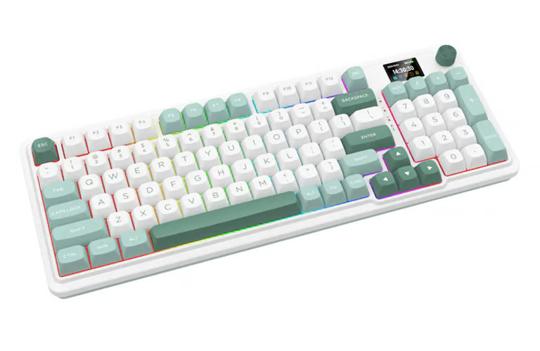 Zdjęcie przedstawia nowoczesną klawiaturę mechaniczną o układzie 1800 (kompaktowa z blokiem numerycznym), która wyróżnia się biało-miętową kolorystyką oraz wbudowanym wyświetlaczem LCD. Klawisze są podzielone na trzy kolory: biały dla głównej sekcji alfanumerycznej, jasomiętowy dla klawiszy funkcyjnych oraz ciemniejszy odcień zieleni dla kluczowych przycisków, takich jak Enter, Spacja czy Esc. W prawym górnym rogu znajduje się mały, kolorowy ekran wyświetlający aktualną godzinę i stan połączenia, a obok niego umieszczono zielone pokrętło multimedialne. Całość posiada wielokolorowe podświetlenie RGB widoczne pod zaokrąglonymi klawiszami, co w połączeniu z bezprzewodową konstrukcją nadaje urządzeniu wyjątkowo estetyczny, nowoczesny wygląd.