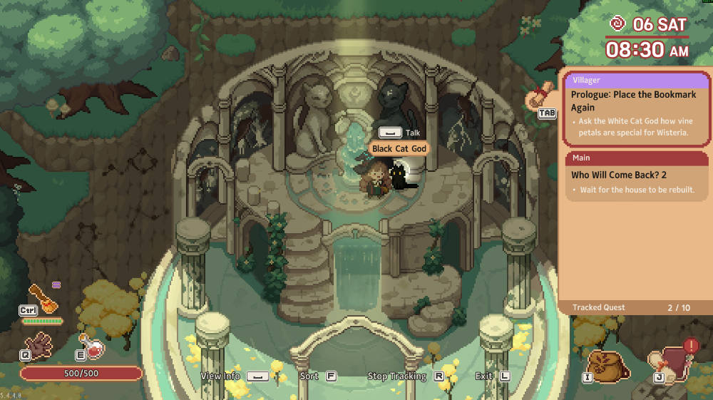 Little Witch in the Woods - recenzja. Dialogi i zadania. Zrzut ekranu z gry w stylu pixel art przedstawiający świątynię w lesie z posągami kotów i wodospadem; bohater rozmawia z postacią opisaną jako „Black Cat God”, a po prawej stronie widoczny jest interfejs z zadaniami i aktualną godziną w grze.