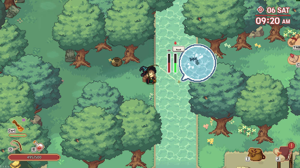 Little Witch in the Woods - recenzja. Minigra wędkarska. Łowienie w rzece w Little Witch in the Woods – minigra wędkarska na skraju lasu. Zrzut ekranu z gry w stylu pixel art przedstawiający bohatera stojącego nad wąskim strumieniem w lesie; na wodzie widoczny jest interfejs łowienia z okręgiem celowania, a w prawym górnym rogu wyświetlana jest data i godzina w grze.