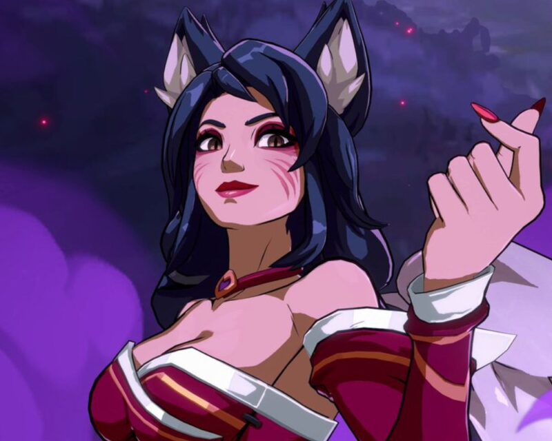 Ahri, młoda kobieta z czarnymi, rozpuszczonymi włosami i z założoną opaską w kształcie kocich uszów, ubrana w czerwoną sukienkę z białymi akcentami na fioletowo-granatowym tle