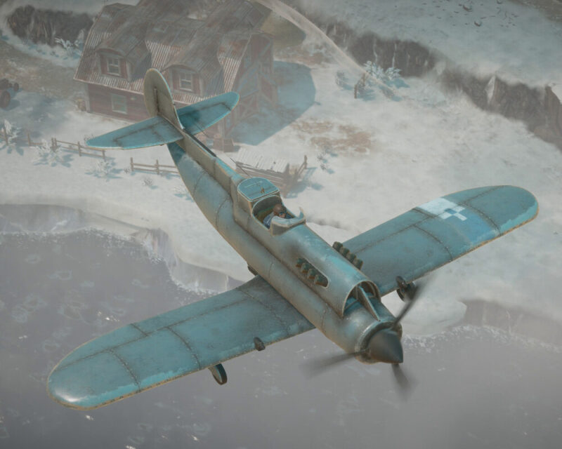 Na obrazku widoczny jest samolot dodany w nowej aktualizacji Foxhole - Airborne. Nad zaśnieżonym, surowym wybrzeżem leci niewielki, jednosilnikowy samolot w wyblakłym, turkusowym kolorze, z białym krzyżem na skrzydle. Śmigło wiruje, a w otwartym kokpicie siedzi pilot w lotniczej czapce, skupiony na locie. Pod maszyną widać stalowoszare morze i poszarpaną linię brzegu pokrytą śniegiem. Niedaleko stoi samotny, czerwony drewniany dom z białymi oknami. Wokół domu znajduje się niski płot. Całość utrzymana jest w chłodnych, przygaszonych barwach, co podkreśla zimowy, odosobniony klimat sceny.