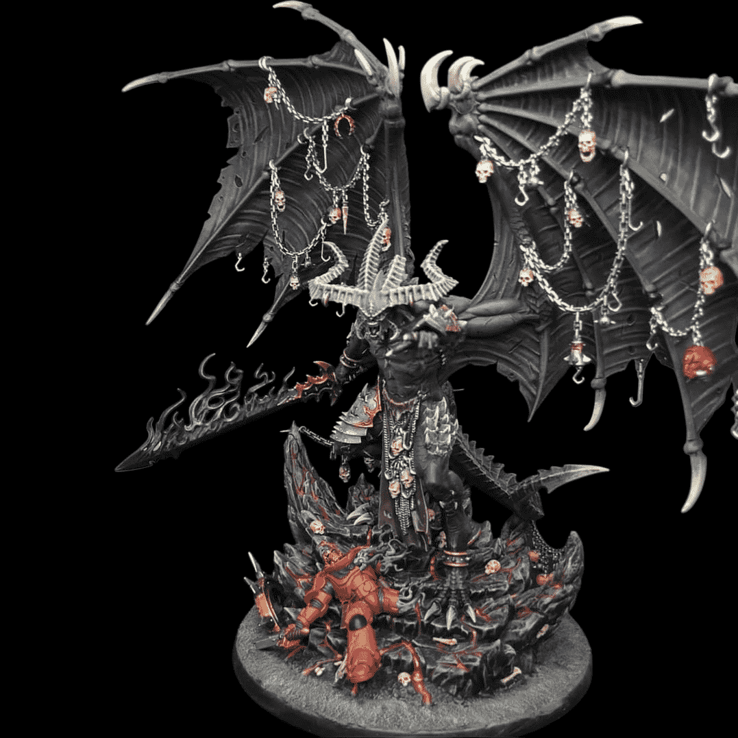 Be'lakor, Mroczny Mistrz (The Dark Master) z uniwersum Warhammera Zdjęcie kolekcjonerskiej figurki przedstawiającej potężnego, czarnego demona o nazwie Be'lakor. Postać ma ogromne, rozpięte skórzaste skrzydła, do których przymocowane są łańcuchy z zawieszonymi czaszkami i hakami. Demon posiada wielkie, zakrzywione rogi, muskularną sylwetkę oraz długi ogon zakończony ostrzem. W jednej dłoni trzyma wielki, dymiący miecz z pofalowanym ostrzem. Be'lakor stoi na dioramie imitującej skaliste zbocze usiane czaszkami, depcząc pokonanego czerwonego wojownika w pancerzu wspomaganym (Space Marine). Całość utrzymana jest w mrocznej, niemal monochromatycznej czarno-szarej kolorystyce z nielicznymi akcentami czerwieni i złota.