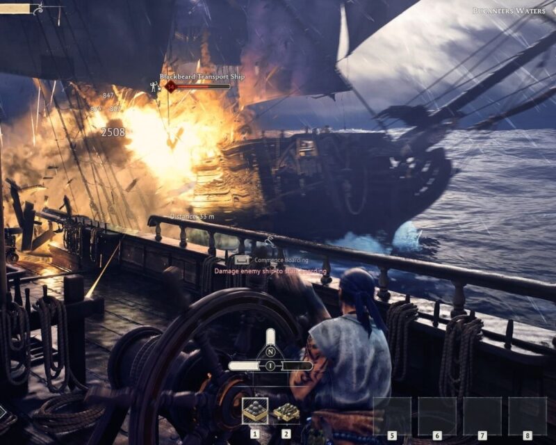 Screenshot z gry: z perspektywy trzeciej osoby widzimy postać stojącą na pokładzie drewnianego statku, widzimy wybuch na wrogim okręcie tuż obok; ogień i dym trawią jego burty, a fale uderzają w kadłuby podczas morskiej bitwy.