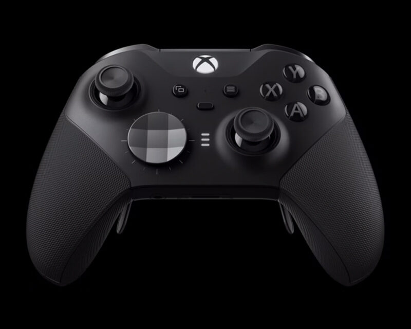 Pad Microsoft Xbox Elite Wireless Controller Series 2, czarny z charakterystycznym logo Xboxa w panelu, na środku górej połowy urządzenia.