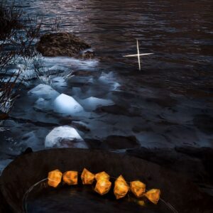 Obrazek jest zrzutem ekranu z gry Alaska Gold Fever. Przedstawia jedną z metod poszukiwania złota przez przesiewanie piasku z dna rzeki. W tym przypadku poszukiwacz odnalazł kilka bryłek kruszcu.