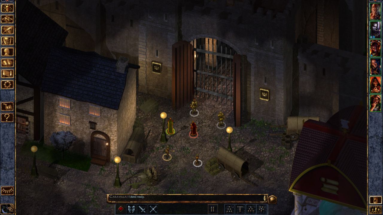 Scena z gry Baldur’s Gate pokazana w rzucie izometrycznym przed dużą, kamienną bramą miejską nocą. Na środku stoi drużyna bohaterów składająca się z kilku postaci w różnych strojach i zbrojach, ustawionych w półokręgu przed zamkniętą kratą bramy. Przy wejściu stoją także strażnicy pilnujący przejścia. Otoczenie tworzą kamienne mury twierdzy, brukowana droga oraz budynek z drewnianymi drzwiami po lewej stronie. Całą scenę oświetlają latarnie ustawione wzdłuż drogi. Na krawędziach ekranu widoczny jest klasyczny interfejs gry z ikonami umiejętności i portretami członków drużyny.