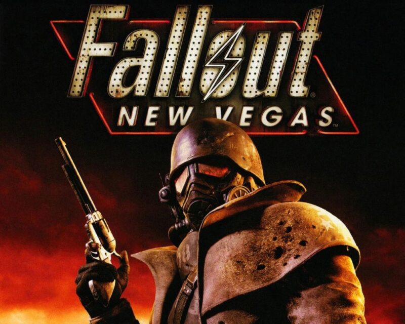grafika promująca grę Fallout: New Vegas, przedstawia postać w skórzanym, brudnym brązowym płaszczu, na rękach ma ubrane czarne rękawiczki i w prawej dłoni trzyma rewolwer, na głowie brudny hełm, twarz zakrywa maska z czerwonymi szkłami w miejscu oczu, nad postacią napis Fallout New Vegas przypominający neon w czerwonej ramce