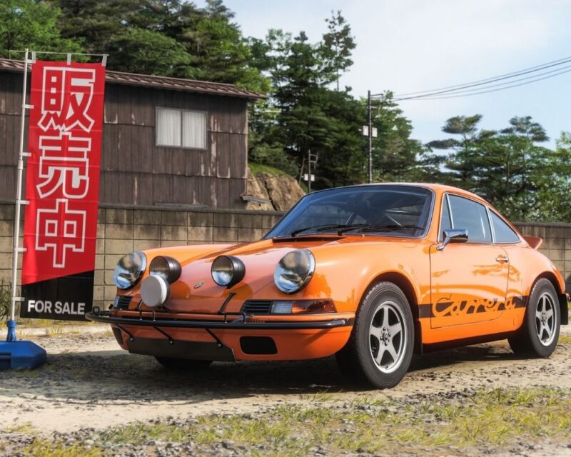 Pomarańczowy klasyczny samochód sportowy zaparkowany przy drodze w japońskiej scenerii w grze Forza Horizon 6, obok czerwonego znaku „For Sale”