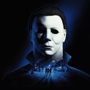 Mroczny plakat gry Halloween ukazujący zamaskowanego zabójcę w charakterystycznej białej masce patrzącego prosto przed siebie, a poniżej nocną ulicę z trzema osobami uciekającymi między domami na przedmieściach.