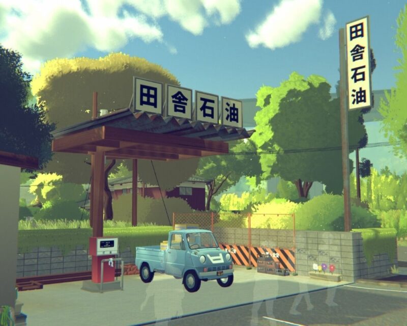 Stylizowana scena z gry Honcho przedstawiająca niewielką, prowincjonalną stację benzynową otoczoną bujną zielenią. Na pierwszym planie stoi mały, jasnoniebieski pickup zaparkowany przy czerwonym dystrybutorze paliwa pod prostym, drewnianym zadaszeniem. Na dachu zadaszenia oraz na wysokim szyldzie obok widoczne są tablice z japońskimi znakami. Po prawej stronie znajduje się niski betonowy mur, ogrodzenie z siatki i kilka skrzynek ustawionych przy barierce w pomarańczowo-czarne pasy. W tle widać gęste drzewa, krzewy i niewielki budynek częściowo ukryty w roślinności, a całość utrzymana jest w pastelowym, malarskim stylu graficznym z jasnym niebem i miękkimi chmurami.