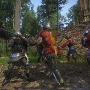 Henryk, główny bohater Kingdom Come: Deliverance, stoi w realistycznej, średniowiecznej wiosce, trzymając miecz w gotowości. Wokół niego widać malownicze budynki, drewniane ogrodzenia i naturalne otoczenie, które podkreśla immersyjny charakter gry. Postawa bohatera i jego skupienie sugerują gotowość do przygód, a cała scena oddaje klimat realistycznego świata RPG, w którym każdy krok może prowadzić do walki, politycznych intryg lub romansów.
