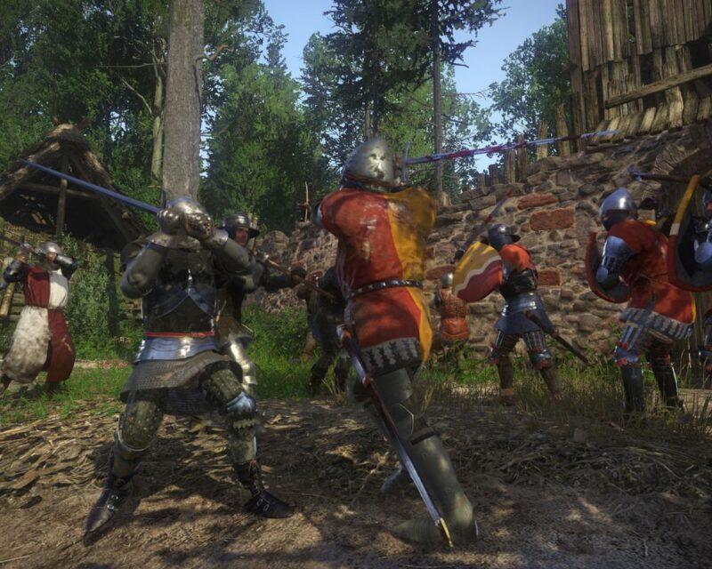 Henryk, główny bohater Kingdom Come: Deliverance, stoi w realistycznej, średniowiecznej wiosce, trzymając miecz w gotowości. Wokół niego widać malownicze budynki, drewniane ogrodzenia i naturalne otoczenie, które podkreśla immersyjny charakter gry. Postawa bohatera i jego skupienie sugerują gotowość do przygód, a cała scena oddaje klimat realistycznego świata RPG, w którym każdy krok może prowadzić do walki, politycznych intryg lub romansów.