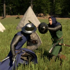 Zrzut ekranu z gry Kinstrife. Prezentuje dwie postaci walczące na miecze. Jedna wyposażona w puklerz, druga – w trójkątną tarczę. Ubrane są w kolczugi, jeden z walczących nosi kapalin, drugi jedynie kaptur. Ten pierwszy ma na sobie granatowy tabard, drugi – zielony. W tle widać namioty oraz ścianę lasu.