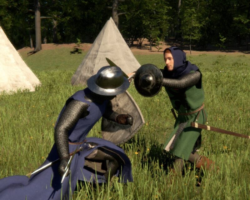 Zrzut ekranu z gry Kinstrife. Prezentuje dwie postaci walczące na miecze. Jedna wyposażona w puklerz, druga – w trójkątną tarczę. Ubrane są w kolczugi, jeden z walczących nosi kapalin, drugi jedynie kaptur. Ten pierwszy ma na sobie granatowy tabard, drugi – zielony. W tle widać namioty oraz ścianę lasu.