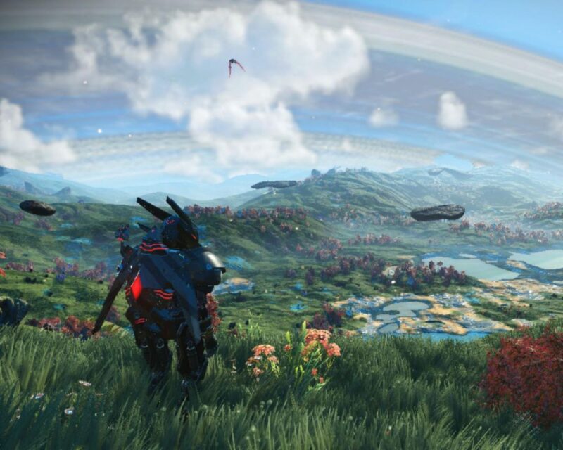 Malowniczy krajobraz z gry No Man's Sky przedstawiający planetę o stylistyce przypominającej Light No Fire. Na zdjęciu widoczna postać gracza na tle zielonych wzgórz, jezior, lewitujących skał oraz potężnych pierścieni planetarnych na niebie.