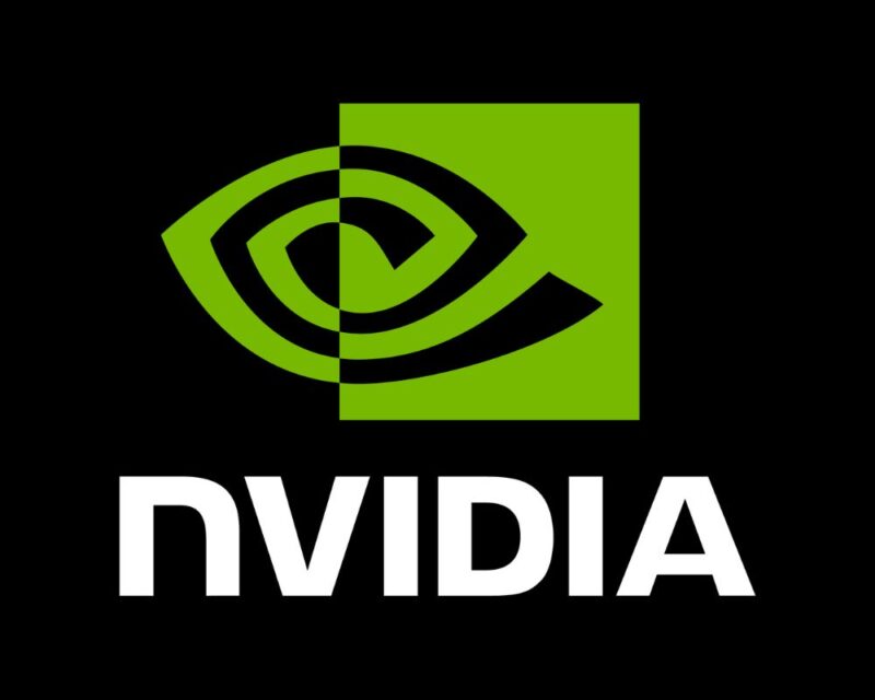 Obrazek prezentuje logo firmy Nvidia – zielone, ułożone w spiralę „oko” na czarnym tle z podpisem firmy pod nim