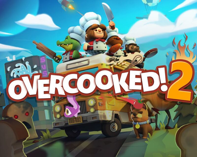 Kolorowa grafika promocyjna gry Overcooked! 2, na której grupa kreskówkowych kucharzy stoi na jadącym food trucku. Postacie – w tym kucharka w czapce szefa kuchni, krokodyl i inne zwierzęta – trzymają kuchenne narzędzia, a wokół widać fantastyczne elementy, takie jak duchy czy płonące patelnie. Na środku obrazu znajduje się duży napis „Overcooked! 2”.