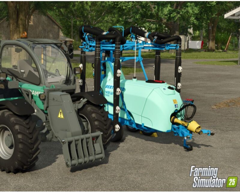 Obrazek przedstawia dwie maszyny z gry Farming Simulator 25. Pierwsza z nich jest koparką z dużym, szarym nabieraczem, turkusową obudową oraz przeszkoloną kabiną. Na dalszym planie widoczny jest opryskiwacz w jasnoniebieskim kolorze. Ma podłużny, przyziemny kadłub i 4 czarne ramiona. Całość przeplatają granatowe rury. Maszyny znajdują się na podwórku - stoją na betonowej, szarej powierzchni a w tle widzimy budynki gospodarcze i zieleń.