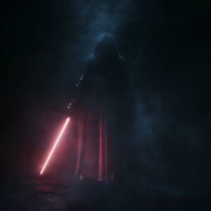 Zrzut ekranu ze zwiastuna kinowego remake'u gry Star Wars: Knights of the Old Republic. Prezentuje on zakapturzoną postać, Darth Revan, z czerwonym mieczem świetlnym, spowitą ciemnością i dymem lub mgłą.
