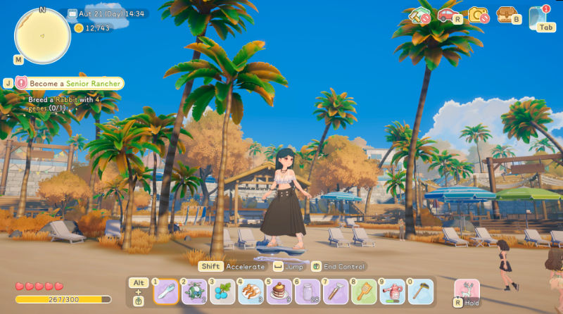 Stylizowana, pastelowa scena w stylu anime przedstawia tropikalną plażę z palmami, leżakami i nadmorską zabudową w tle, widzianą z perspektywy gracza. Na ekranie widoczny jest pełny interfejs gry, w tym minimapa, zadanie „Become a Senior Rancher”, pasek zdrowia i pasek skrótów z przedmiotami na dole. W centrum stoi postać dziewczyny na desce, ale główny nacisk pada na otoczenie oraz rozbudowane UI.