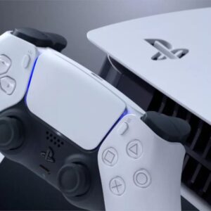 Biały pad DualSense obok konsoli PlayStation 5 z podświetleniem LED w niebieskim kolorze.
