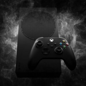 Czarna konsola Xbox Series S Carbon Black z kontrolerem bezprzewodowym na ciemnym tle z efektem dymu. Ilustracja sugeruje, że konsola Xbox Series S przetrwała pożar