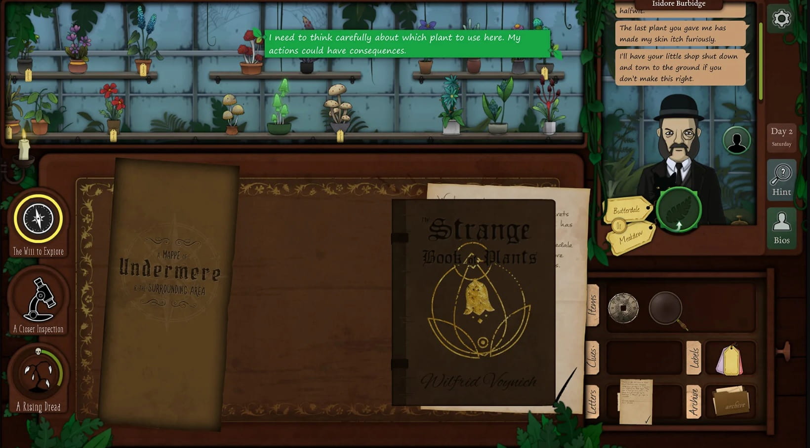 Na obrazie pochodzącym ze Strange Horticulture widać drewniane biurko w sklepie zielarskim, na którym leży zamknięta księga „Strange Book of Plants” oraz mapa Undermere, a w tle stoją półki z licznymi roślinami w doniczkach; po prawej stronie widoczna jest postać klienta w oknie dialogowym oraz elementy interfejsu gry.