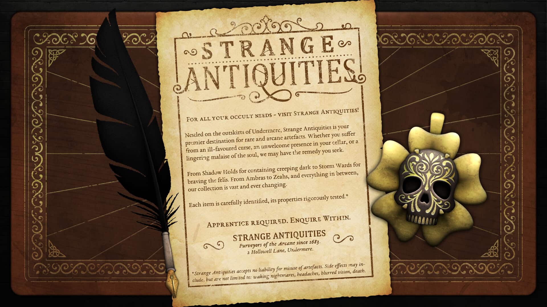 Na obrazie pochodzącym ze Strange Antiquities widać ozdobny, postarzany plakat z napisem „Strange Antiquities” leżący na drewnianym biurku, obok którego znajduje się czarne pióro do pisania oraz dekoracyjna czaszka z ornamentami umieszczona na tle stylizowanego kwiatu.