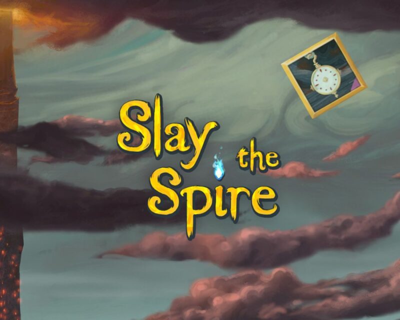 Na obrazku widać ilustrację w stylu malarskim, która wygląda jak ekran tytułowy gry. Na środku znajduje się duży, żółty napis „Slay the Spire” wykonany fantazyjną, lekko nieregularną czcionką. Litery są podświetlone i wyglądają jak ręcznie malowane. Nad słowem „Spire” unosi się mały, niebieski płomyk, który dodaje mistycznego klimatu. Tło przedstawia mroczne, burzowe niebo z wirującymi chmurami w odcieniach zieleni, szarości i fioletu. Po lewej stronie widać fragment wysokiej, ciemnej wieży lub kolumny, która sugeruje tytułową „iglicę” (spire). W prawym górnym rogu unosi się mała karta z rysunkiem białego zegara ze złotą obwódką, tło ma różne odcienie zielonego