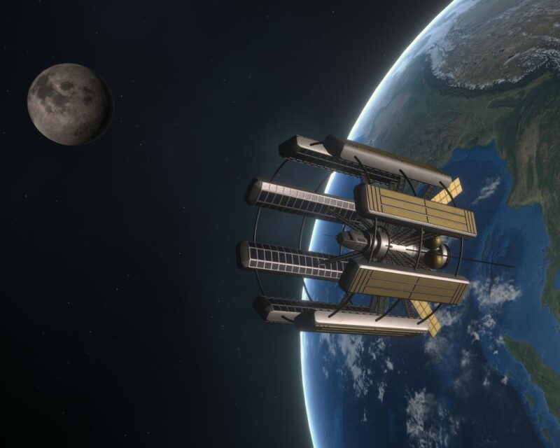 Obrazek przedstawia grafikę z Solar Expanse. Widzimy przestrzeń kosmiczną. Prawą stronę obrazka zajmuje planeta Ziemia. Ziemia jest ukazana z widocznymi kontynentami i chmurami, co nadaje scenie realizmu. Obok niej, na tle czerni kosmosu, unosi się futurystyczna stacja kosmiczna o rozbudowanej, symetrycznej konstrukcji z panelami i modułami. W oddali, po lewej stronie, widoczny jest częściowo oświetlony Księżyc.
