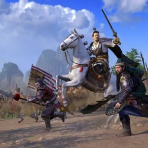 Grafika z gry Total War: Three Kingdoms przedstawia trzech wojowników w tradycyjnych chińskich zbrojach podczas bitwy. Centralna postać na białym koniu unosi miecz, a obok niej biegną dwaj dowódcy z długą bronią drzewcową. W tle widać armię z flagami oraz malownicze, zamglone góry.