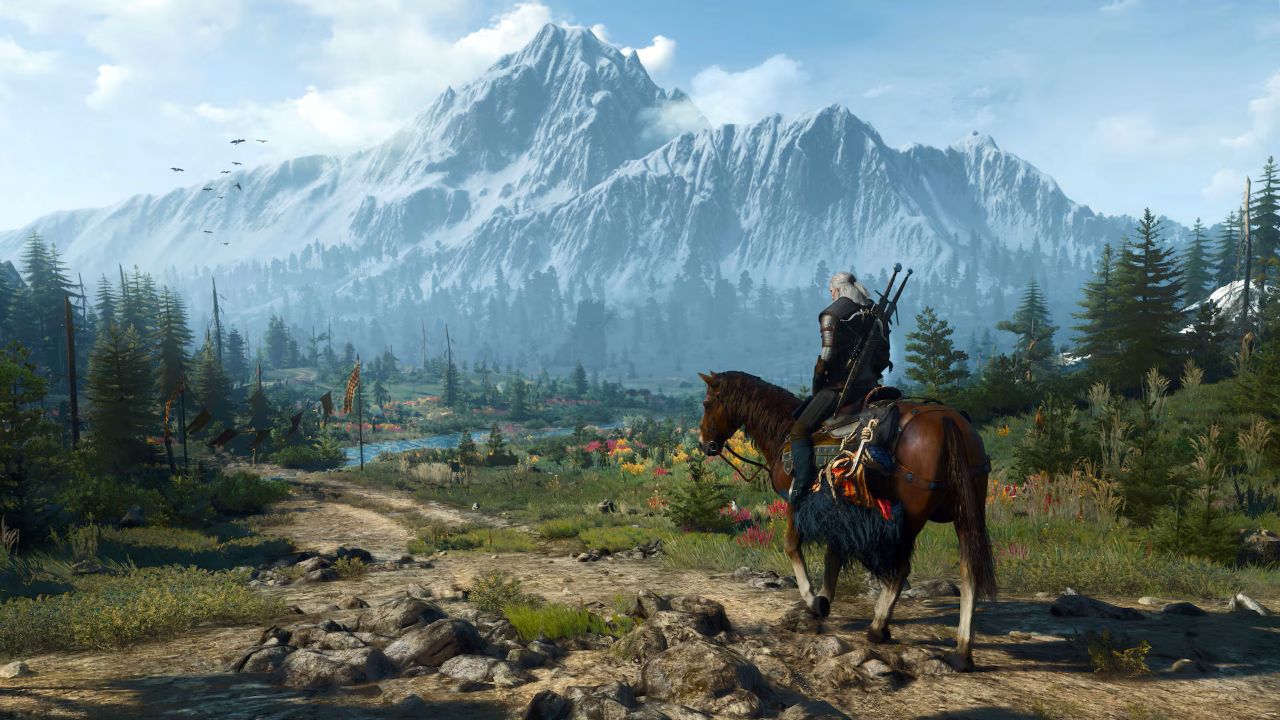 Geralt z Rivii z gry Wiedźmin 3: Dziki Gon jedzie konno leśną ścieżką przez rozległą dolinę pełną dzikich kwiatów i zielonej trawy. Wiedźmin - mężczyzna o białych włosach, siedzi na brązowym koniu z przypiętymi do pleców dwoma mieczami, a przed nim rozciąga się malowniczy krajobraz z rzeką, gęstym lasem iglastym oraz wysokimi, ośnieżonymi górami w tle. Nad doliną unoszą się ptaki, a światło dzienne podkreśla szczegółowy, realistyczny krajobraz otwartego świata.
