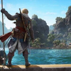 Edward Kenway stoi na krawędzi pokładu statku, jedną ręką trzymając się liny. Ma na sobie charakterystyczny strój asasyna: długi, jasny płaszcz z kapturem, skórzane pasy z przypiętą bronią, czerwony pas w talii oraz wysokie, skórzane buty. Na plecach widoczna jest broń, a u pasa zwisają pistolety i szabla. Spogląda w stronę tropikalnej wyspy z wysokimi, porośniętymi roślinnością klifami, turkusową wodą oraz niewielką nadmorską osadą z drewnianymi budynkami i palmami.