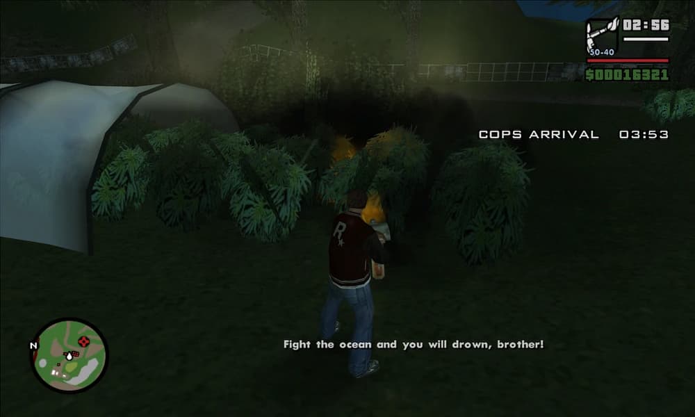Zrzut ekranu z gry Grand Theft Auto: San Andreas. Nocna scena przedstawia postać stojącą na zewnątrz, obok namiotu i dużych zielonych roślin. Część roślin płonie, a bohater trzyma w rękach miotacz ognia, skierowany w stronę ognia. W tle widać ciemne sylwetki drzew i roślinności. W prawym górnym rogu ekranu znajdują się wskaźniki gry: licznik pieniędzy, pasek zdrowia i pancerza oraz timer z napisem ‘COPS ARRIVAL 03:53’. Na dole ekranu wyświetla się dialog: ‘Fight the ocean and you will drown, brother!’. W lewym dolnym rogu widoczna jest minimapa pokazująca pozycję gracza.