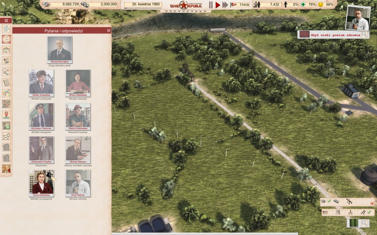 Zrzut ekranu z gry „Workers & Resources: Soviet Republic” prezentujący menu doradców w oknie „Pytania i odpowiedzi”. Po lewej stronie widoczne są portrety dziewięciu urzędników, w tym Drugiego sekretarza partii, Ministra przemysłu, Ministra edukacji oraz Ministra propagandy. Tło stanowi widok na zalesiony teren z pojedynczą drogą i liniami energetycznymi. W prawym górnym rogu wyświetla się czerwony komunikat ostrzegawczy o treści „Zbyt niski poziom zdrowia”, któremu towarzyszy portret lekarza.