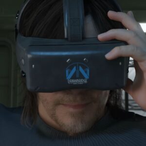 Zbliżenie na Sama Portera Bridgesa zakładającego futurystyczne gogle VR z logo Drawbridge, nawiązujące do gry Death Stranding 2: On the Beach; ujęcie sugeruje immersję w świecie gry, w kontekście wersji na Steam Deck.