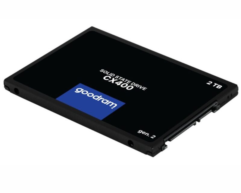 Dysk SSD firmy Goodram w kolorze czarnym znajdujący się na białym tle.