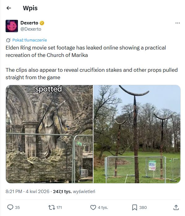 Zrzut ekranu wpisu z serwisu X opublikowanego przez profil Dexerto. Post dotyczy materiałów z planu filmowego Elden Ring i zawiera dwa zdjęcia. Po lewejstronie widać fragment zrujnowanej świątyni z dużą rzeźbą pochylonej postaci, otoczoną rusztowaniami i ogrodzeniem. Po prawej stronie znajdują się wysokie, drewniane pale o zakrzywionych kształtach, ustawione na otwartej przestrzeni, również zabezpieczone barierkami.