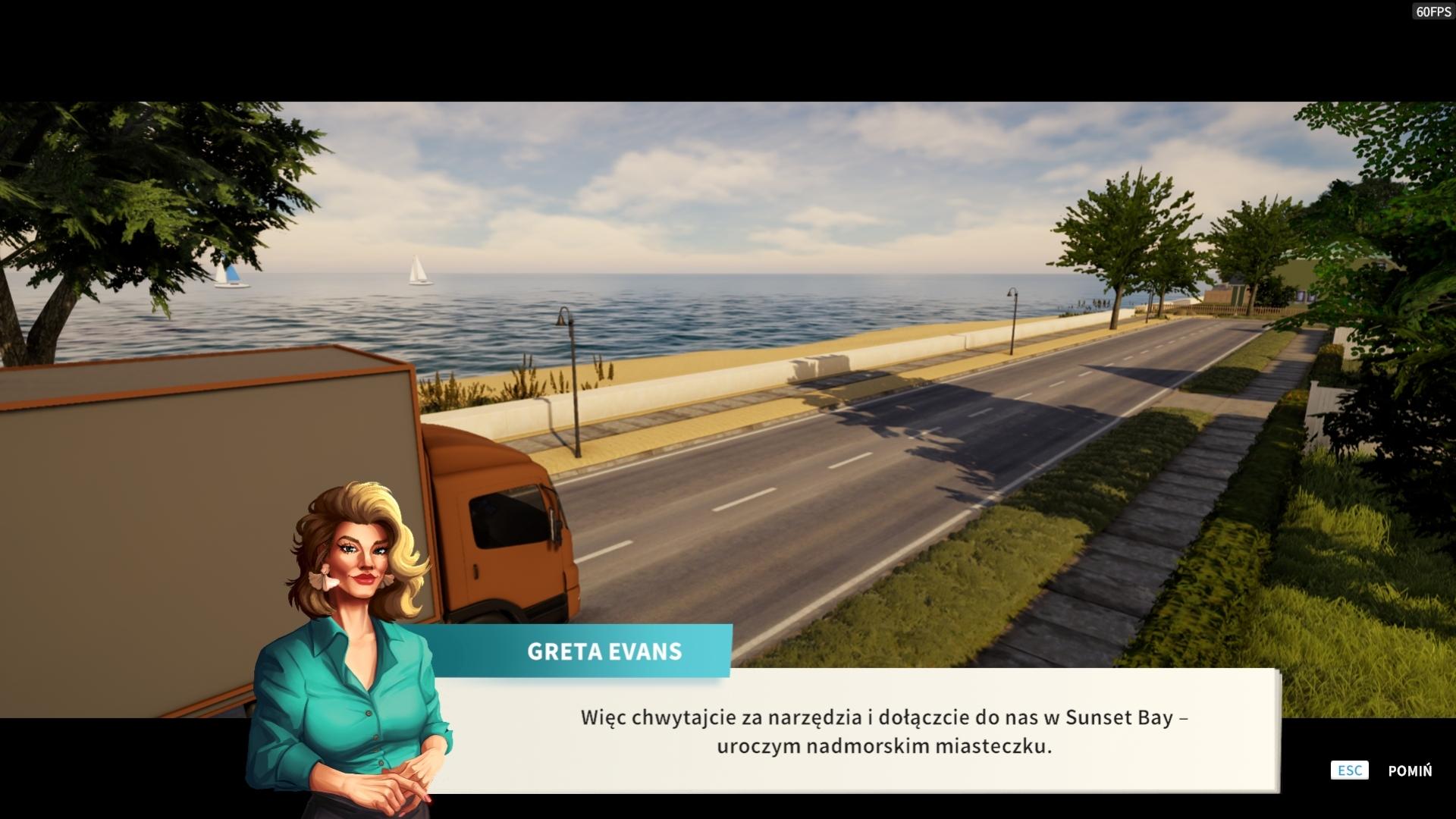 Scena z House Flipper Remastered Collection przedstawiająca nadmorską drogę biegnącą wzdłuż morza, z chodnikiem, latarniami i drzewami po jednej stronie oraz wodą z żaglówkami po drugiej. W lewym dolnym rogu widoczna jest postać kobiety o imieniu Greta Evans, stylizowana jak ilustracja, z podpisem i dialogiem zachęcającym do dołączenia do prac w nadmorskim miasteczku Sunset Bay. Na ekranie widać również ciężarówkę oraz interfejs gry z opcją pominięcia dialogu.