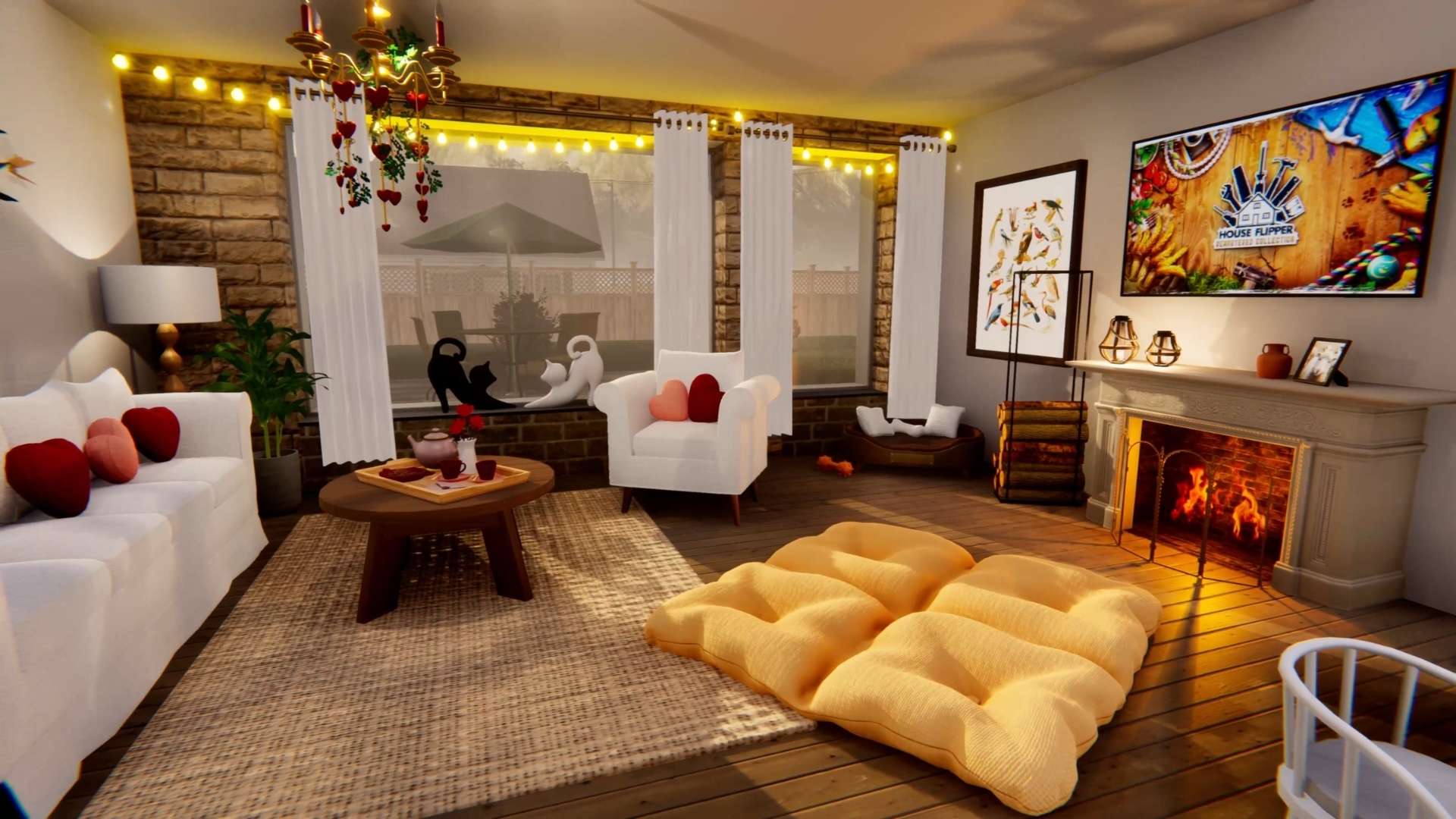 Przytulny salon w House Flipper Remastered Collection z kominkiem, białą sofą i fotelami oraz drewnianą podłogą. W pomieszczeniu znajdują się dekoracje w kształcie serc, lampki nad oknami, stolik kawowy z filiżankami oraz poduszki na podłodze. Na parapecie siedzą dwa koty, a na ścianie widoczny jest obraz związany z grą, co podkreśla ciepły i domowy charakter wnętrza.