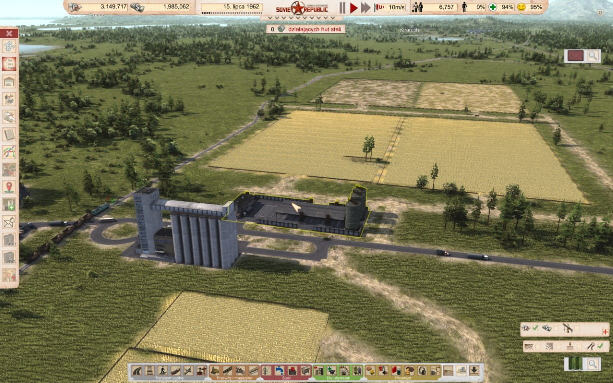 Zrzut ekranu z gry „Workers & Resources: Soviet Republic” prezentujący sektor rolniczy republiki. W centrum uwagi znajduje się duży, betonowy elewator zbożowy oraz przylegający do niego kompleks gospodarstwa rolnego, który jest podświetlony żółtą ramką. W tle rozciągają się rozległe, złociste pola uprawne, a po lewej stronie widać pociąg towarowy poruszający się po torach. Krajobraz uzupełniają drogi z jeżdżącymi ciężarówkami oraz zielone tereny z kępami drzew.