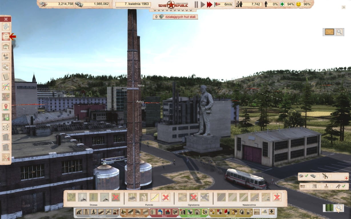 Zrzut ekranu z gry „Workers & Resources: Soviet Republic” ukazujący industrialny krajobraz z monumentalnym pomnikiem Włodzimierza Lenina w centrum. Statua stoi na betonowym postumencie pomiędzy halami fabrycznymi a wysokim ceglanym kominem. W tle widać zalesione wzgórza oraz bloki mieszkalne. Na pierwszym planie po prawej stronie przejeżdża biało-czerwony autobus, a u dołu ekranu widoczne jest otwarte menu budowy z zakładką „Pomniki”.