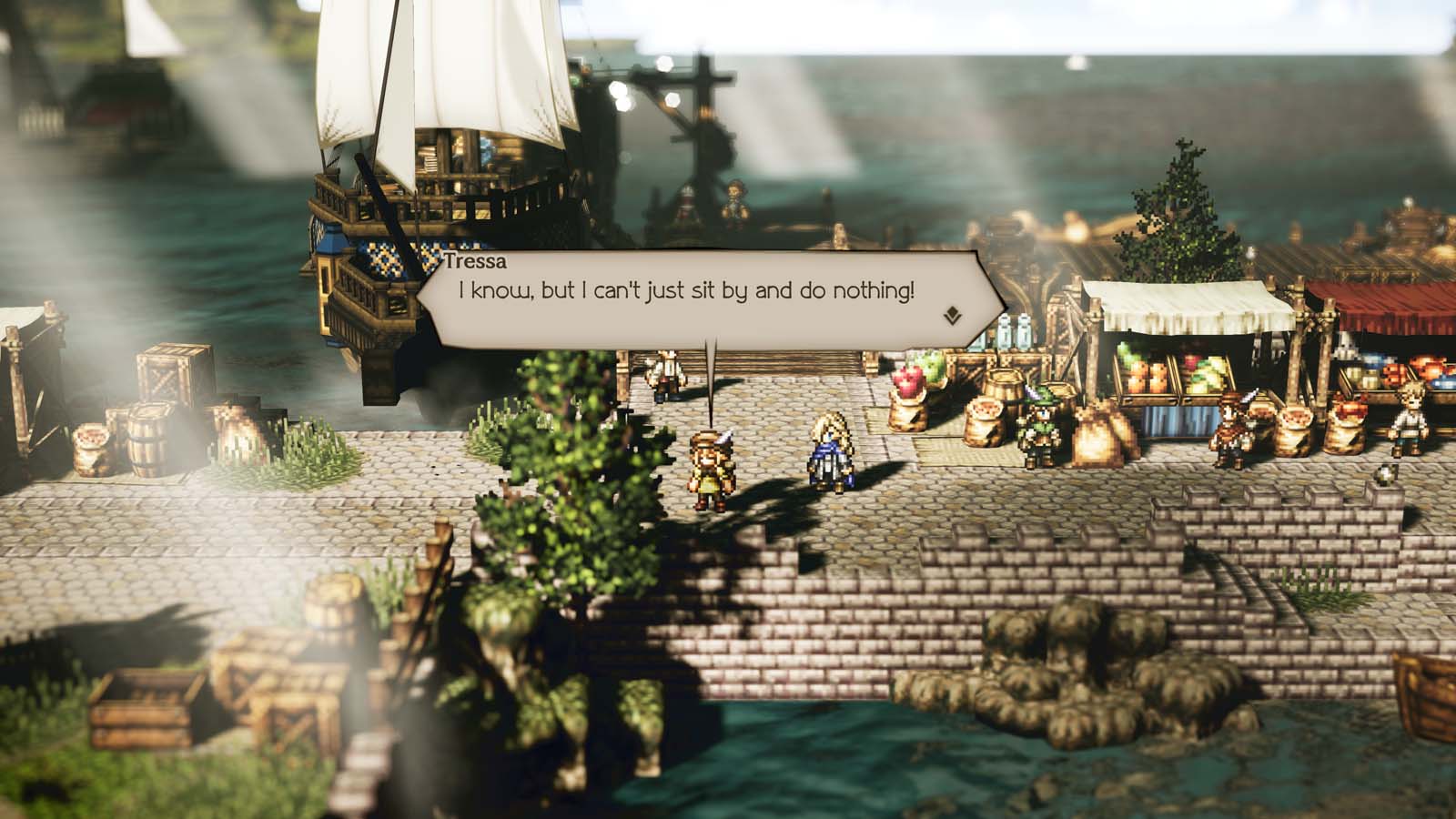 Zrzut ekranu z gry Octopath Traveler przedstawia scenę dialogową w tętniącym życiem porcie, wykonaną w unikalnej stylistyce HD-2D. Na pierwszym planie postać Tressy wypowiada kwestię widoczną w dymku tekstowym, stojąc na brukowanym nabrzeżu obok innego bohatera. W tle widać detale portowego miasta, w tym drewniane stragany z towarami, beczki oraz cumujący duży żaglowiec. Malownicze oświetlenie i efekt głębi ostrości (tilt-shift) podkreślają miniaturowy, dioramiczny charakter świata przedstawionego. Całość kompozycji łączy klasyczny pixel-art z nowoczesnymi efektami wizualnymi, tworząc nostalgiczny, a zarazem świeży klimat RPG.